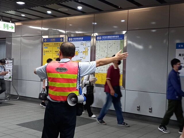 萬安演習期間,台北捷運實施車站引導疏散人潮。圖/台北捷運局